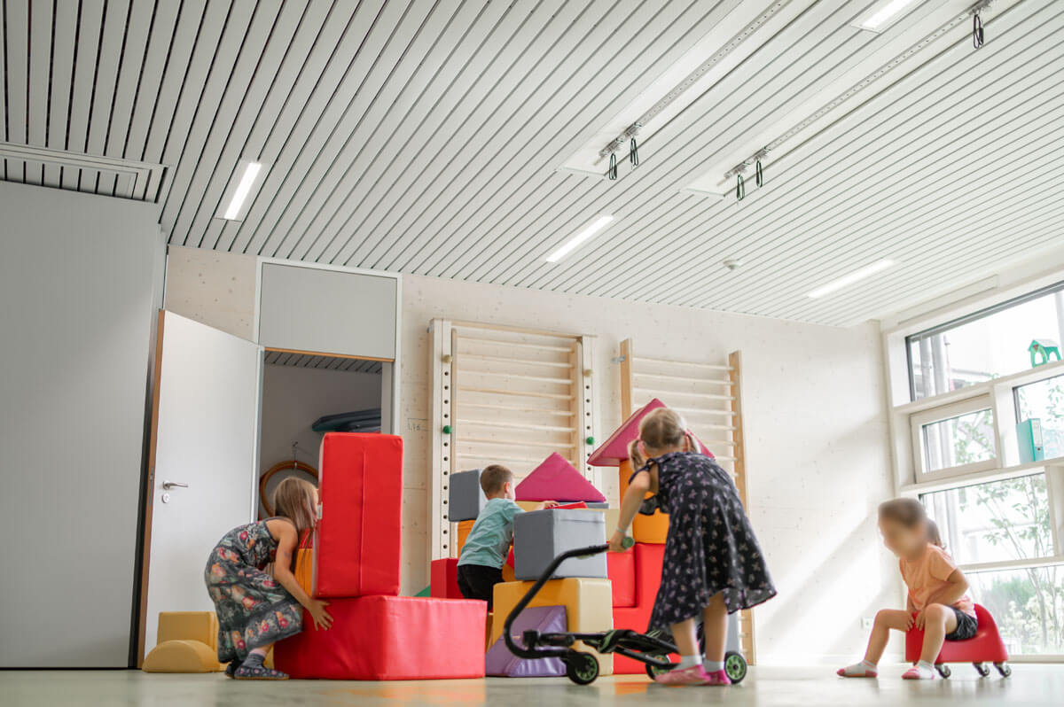 Paneel-Deckenstrahlheizung A-85 mit LED-Licht im neuen Kindergarten Dieburg